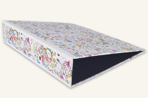 Noble folder with gilded paper and white linen edges